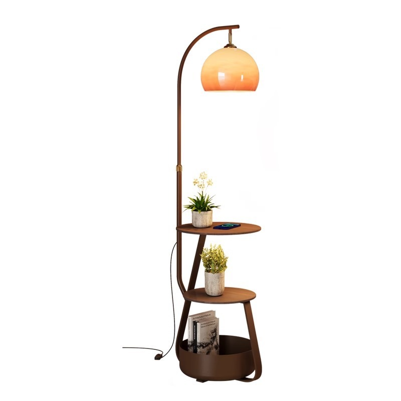 Vloerlamp, antiek nachtkastje  - Coffee & Tea Phúc Long recensie en prijs