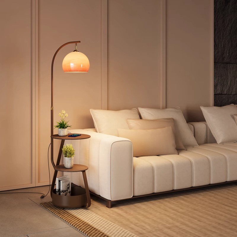Vloerlamp, antiek nachtkastje  - Coffee & Tea Phúc Long recensie en prijs